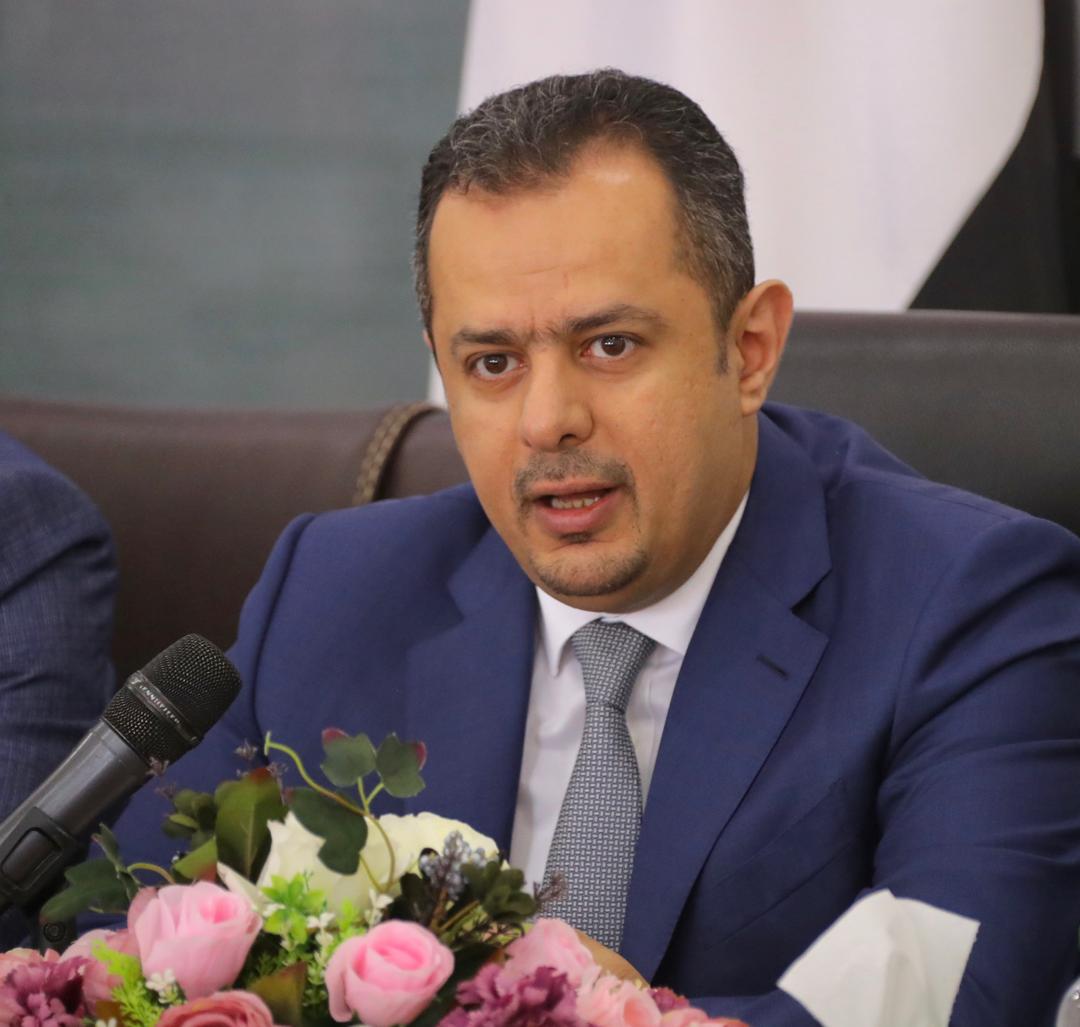 الحكومة تستنكر الاستيلاء على حاويات تابعة للبنك المركزي اليمني في عدن 