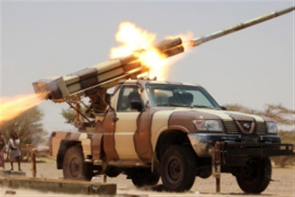 مدفعية الجيش الوطني تستهدف مواقع وتعزيزات لميليشيا الحوثي في جبهة نهم 